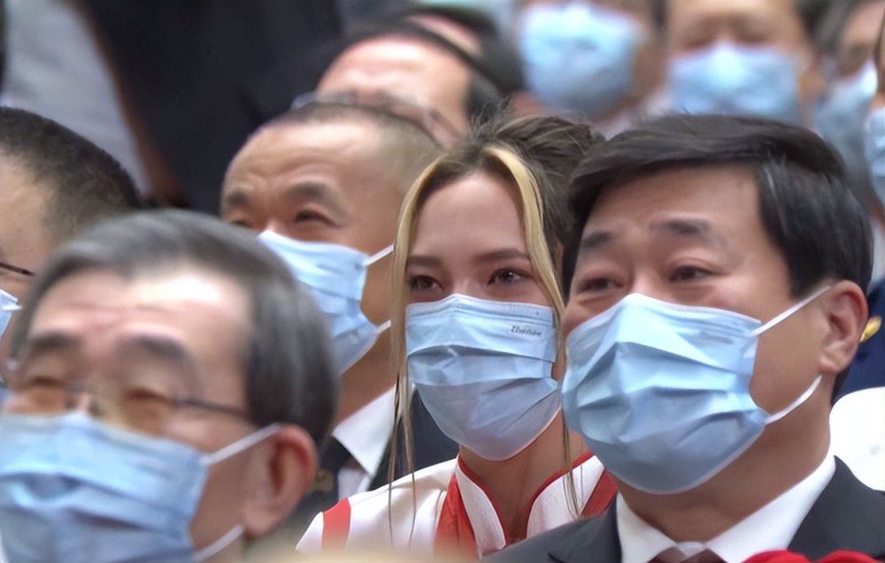 本赛季开始之前，福法纳遭遇前十字韧带断裂的重伤，他随后接受前十字韧带重建手术。